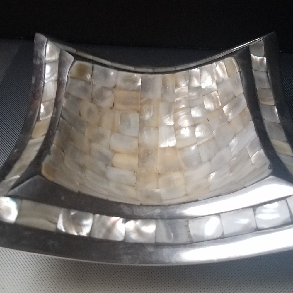 Judith Knight 6.5 in pagoda bowl mother pearl